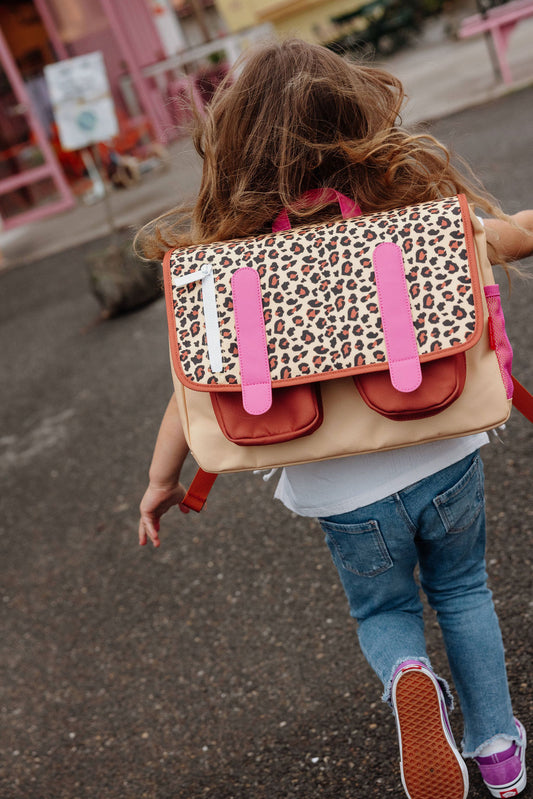 lifestyle beeld boekentas met leopardprint