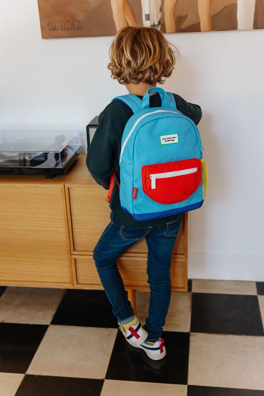 jongen draagt rugzak Mini Sky Pop van hello hossy
