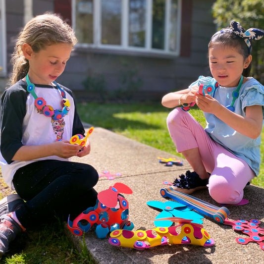 kinderen spelen met super rainbow pack