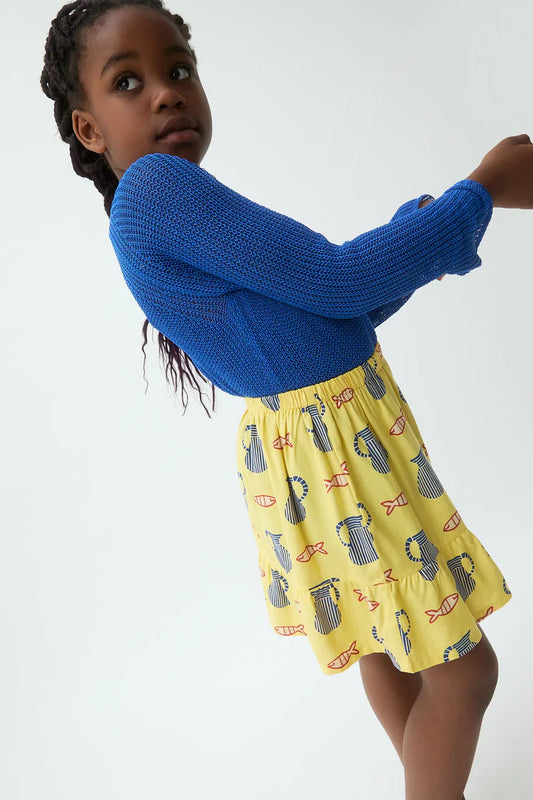 meisje draagt rok met vazenprint