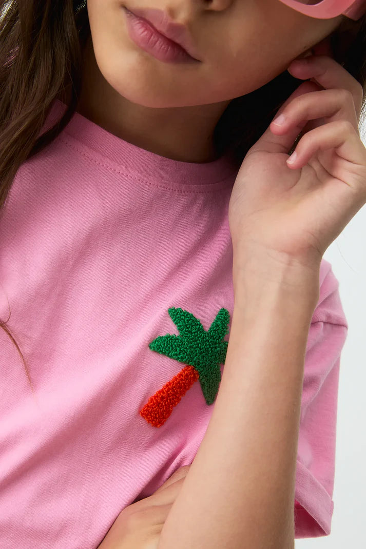 detail palmboom patch op roze tshirt van compania fantastica mini