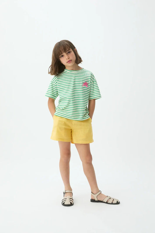 meisje draagt groen gestreepte tshirt van compania fantastica mini