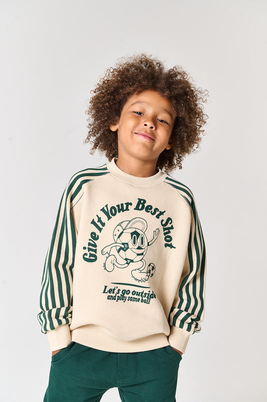 Trendy jongenssweater met voetbalprint en gestreepte mouwen.