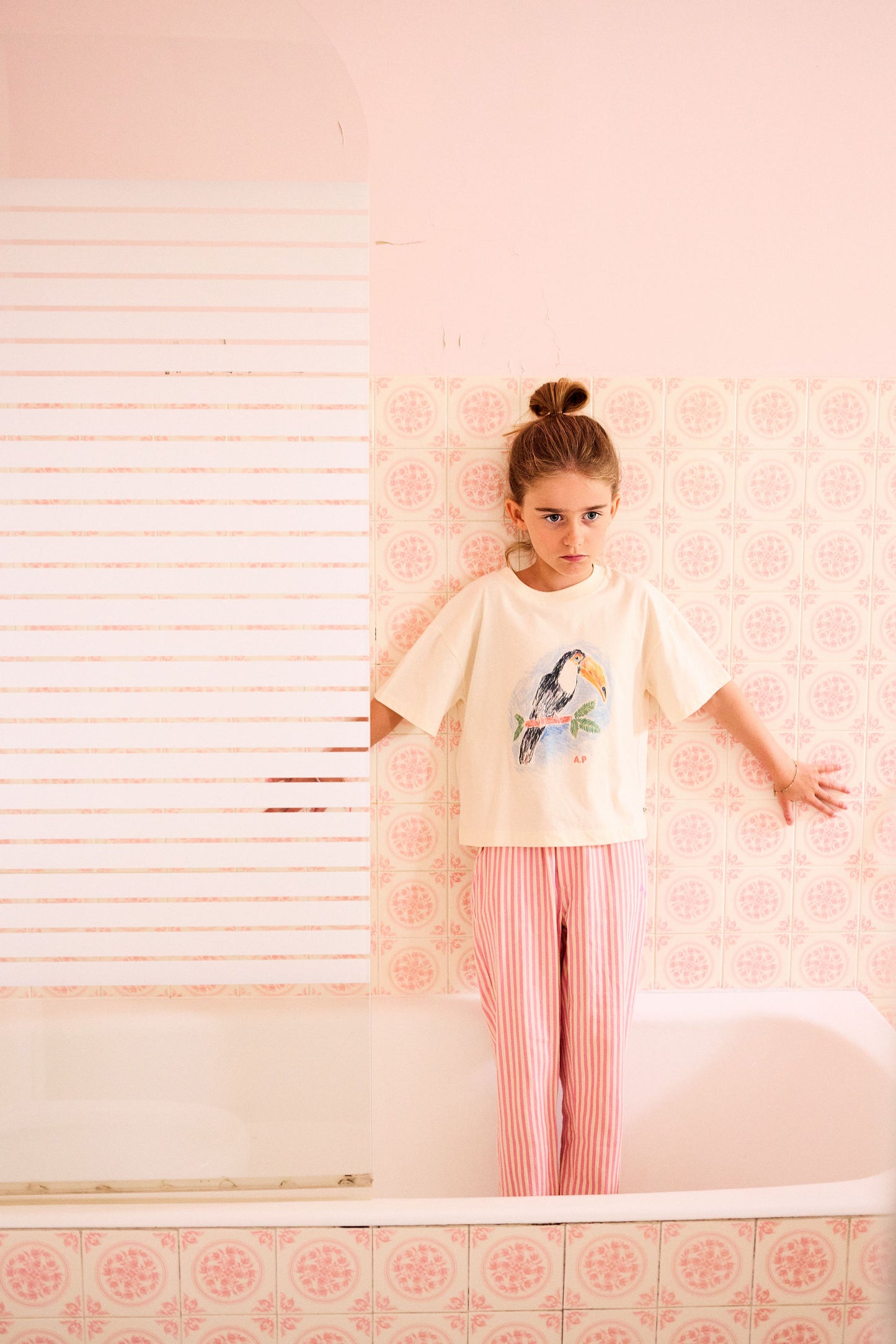 Kind draagt ecru t-shirt met toekan