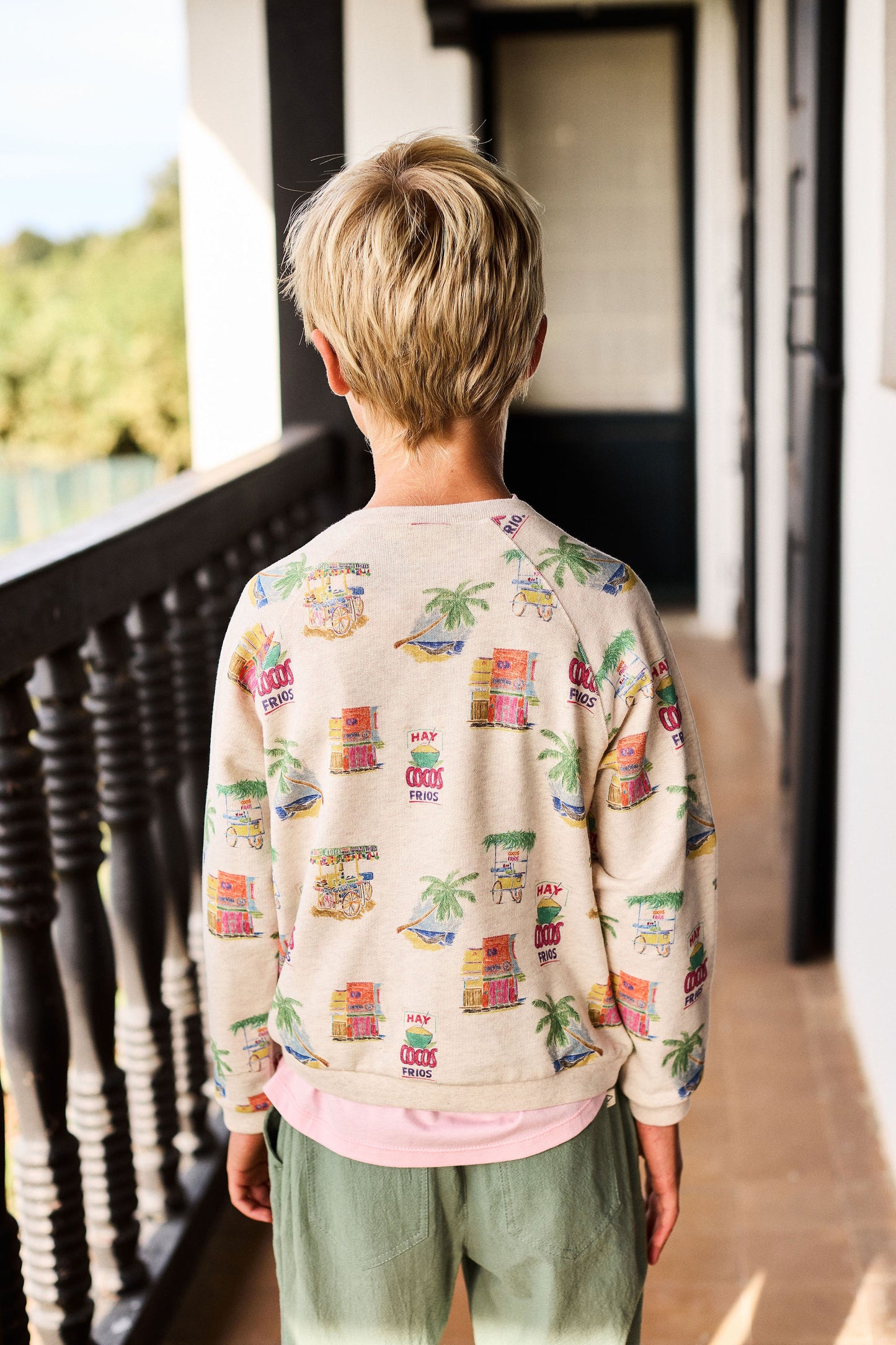 Achterzijde sweater met palmbomen en fluo oranje Surf Camp borduursel