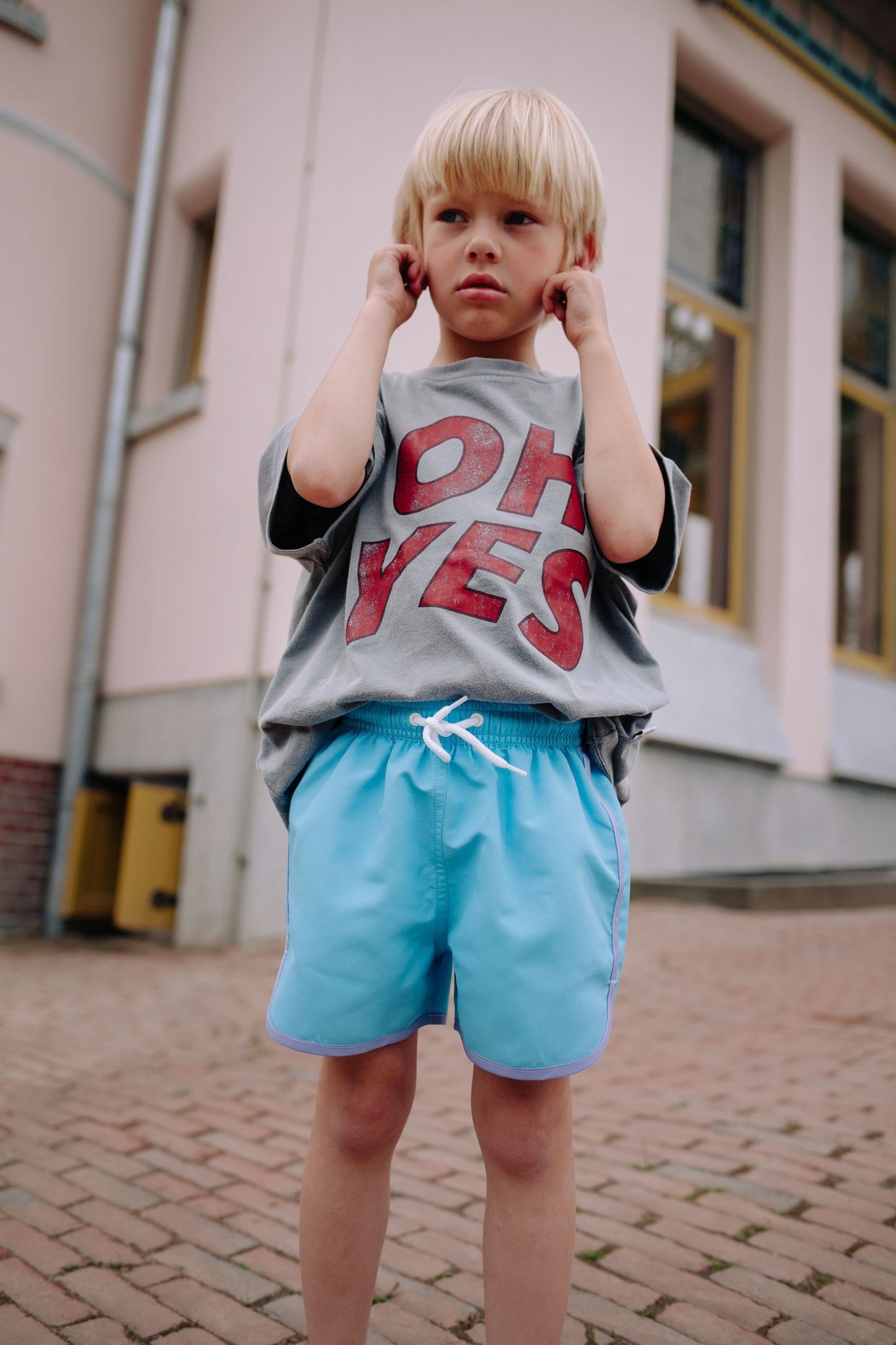 Detail rode Oh Yes opdruk op grijs t-shirt