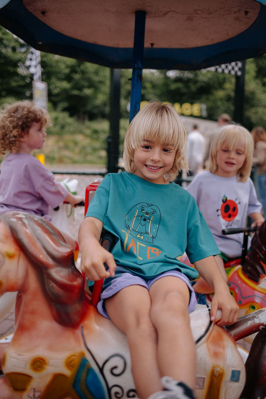 Meisje draagt petrol t-shirt met taco