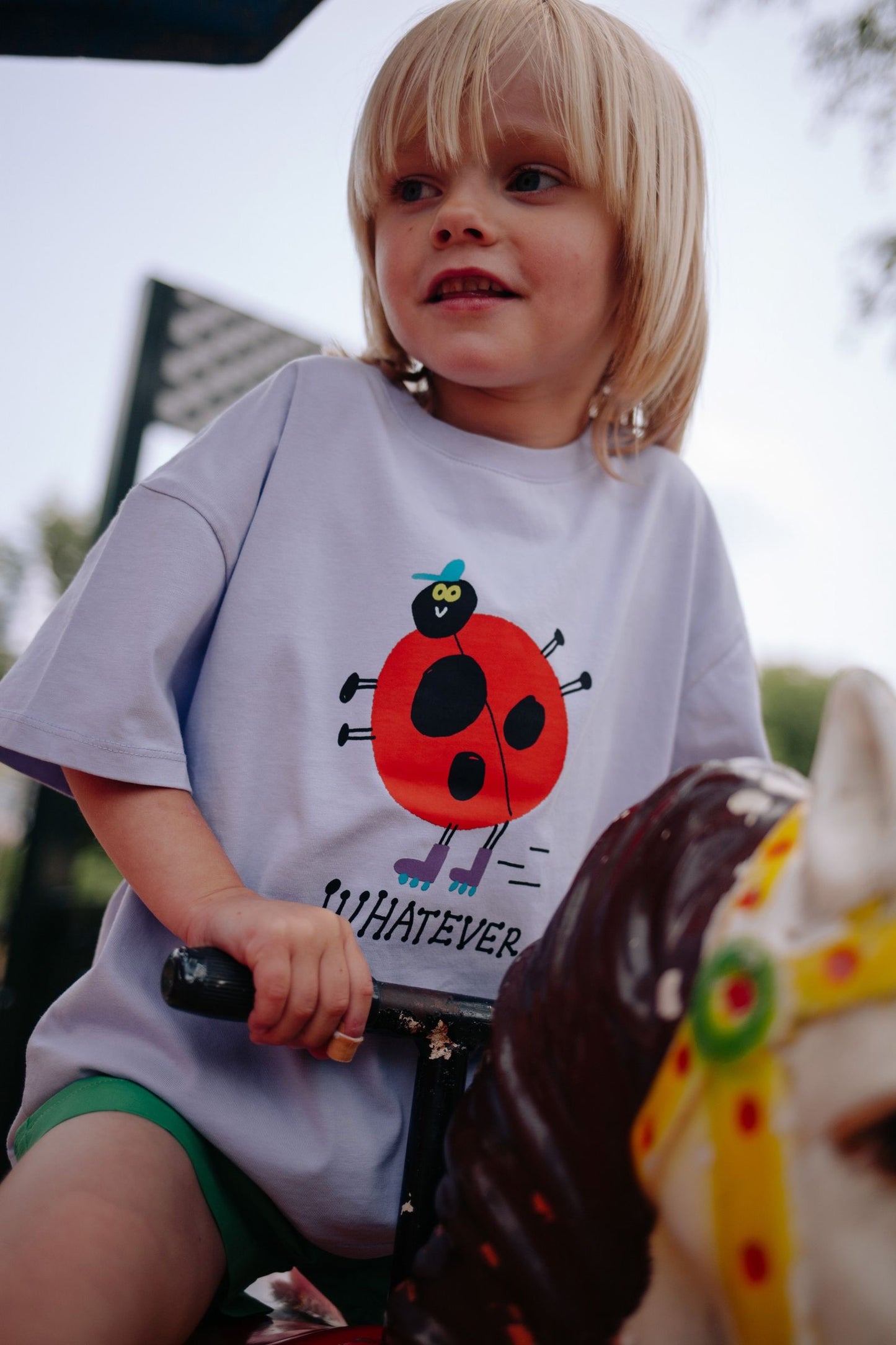 Lila t-shirt met lieveheersbeestje volledig zicht