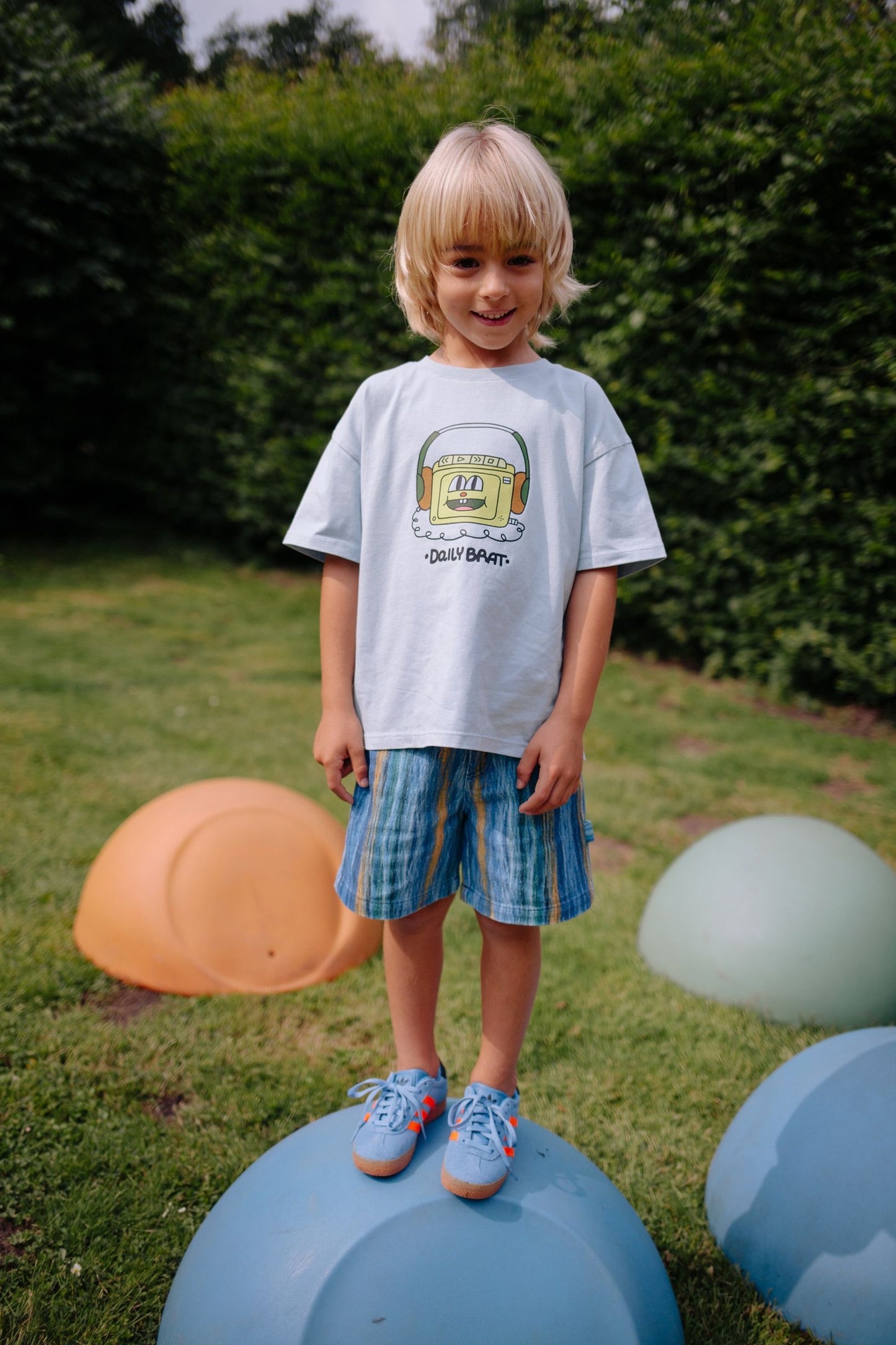 Lichtblauw t-shirt met cassetterecorder volledig zicht