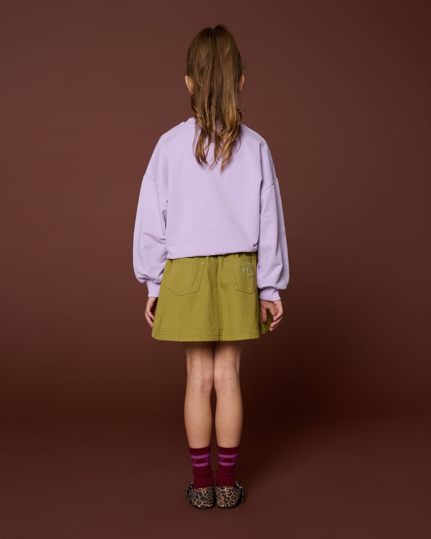 achteraanzicht luca sweater van petit blush in lila