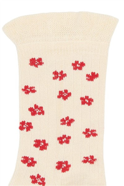 detail rode bloemetjes op ecru bamboo sokken