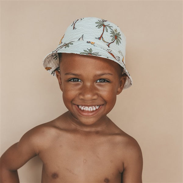 jongen draagt bucket hat sailing seersucker van salted stories