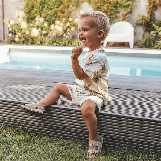 jongen draagt oversized tshirt met schildpadden van your wishes