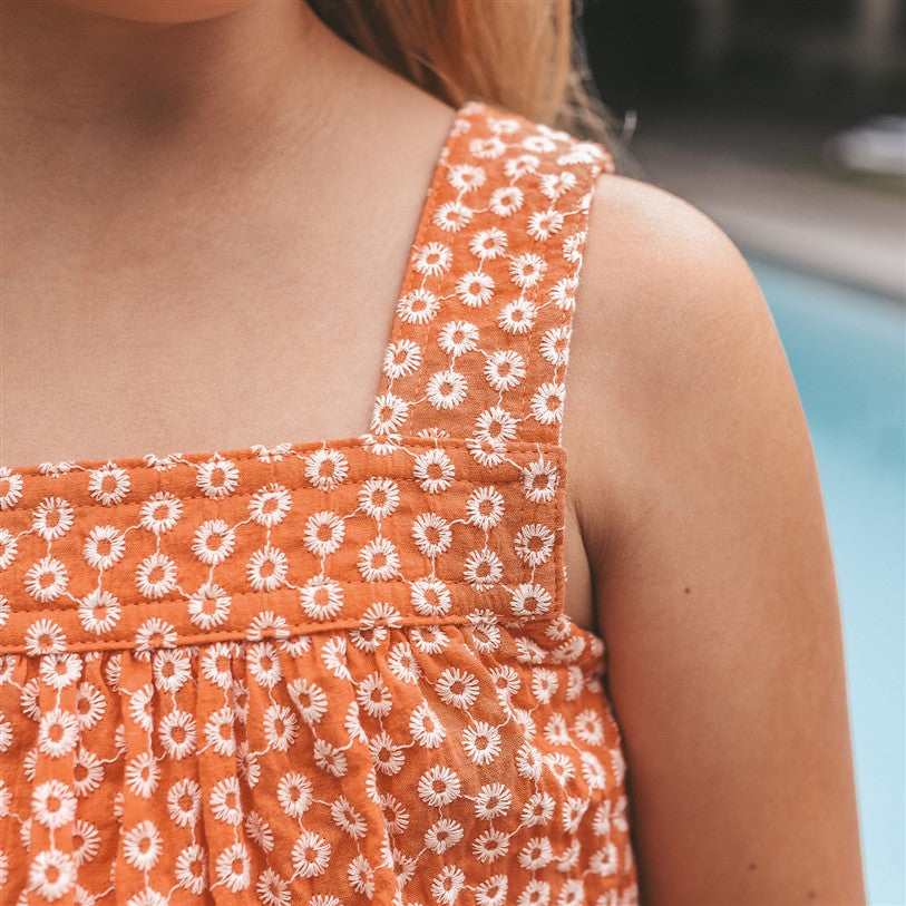 detail koraalroze topje met broderie