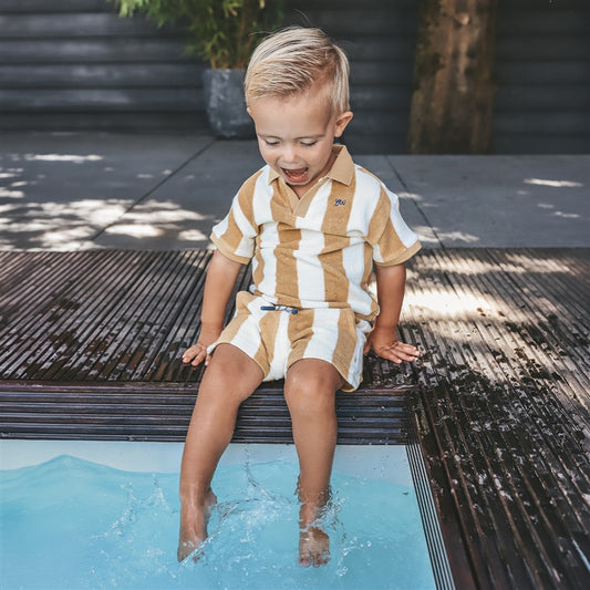 jongen draagt co-ord set bold stripes van your wishes