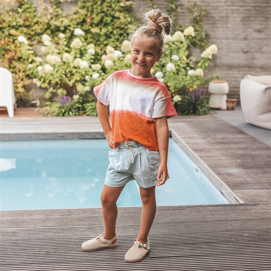 meisje draagt tie dye tshirt van your wishes