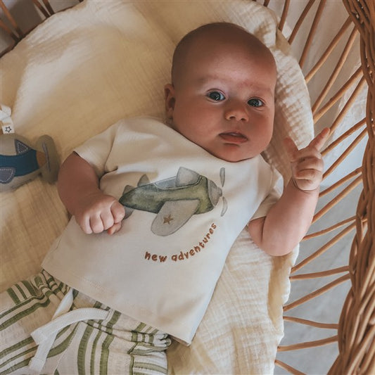 baby draagt tshirt adventures van your wishes met gestreepte short