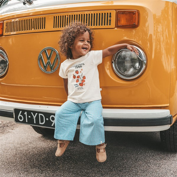 meisje draagt ecru tshirt met aardbeien print van your wishes