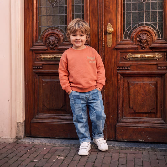 Effen sweater met geborduurde tekst.