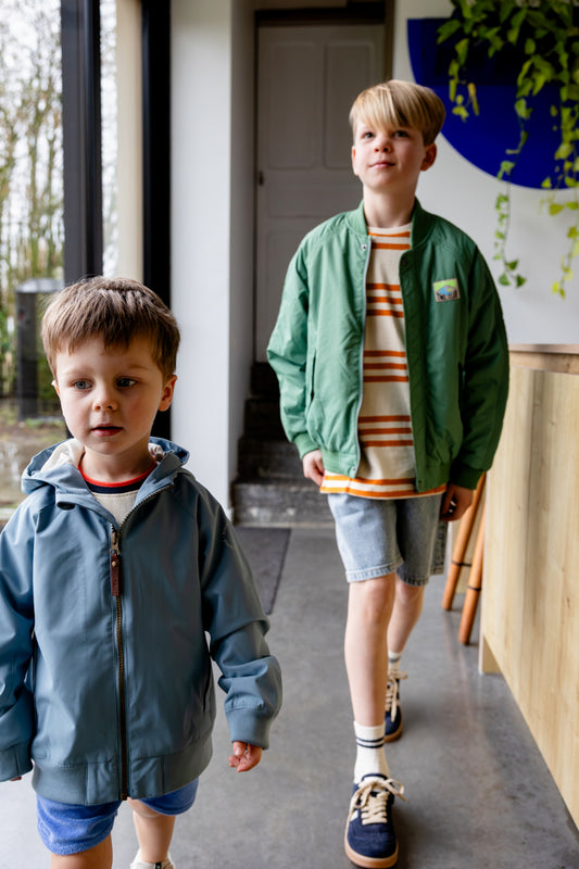 Jongen draagt groene bomber jas