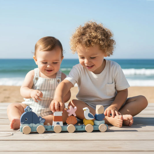 Houten stapeltrein met oceaanthema.
