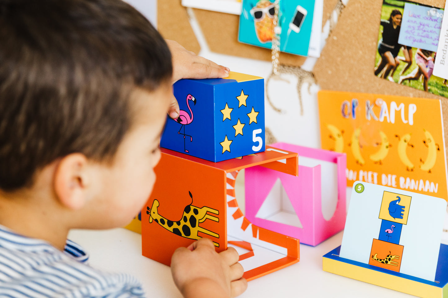 jongen speelt met peek a zoo