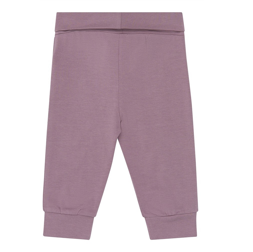 Achterzijde van het warme roze katoenen babybroekje.