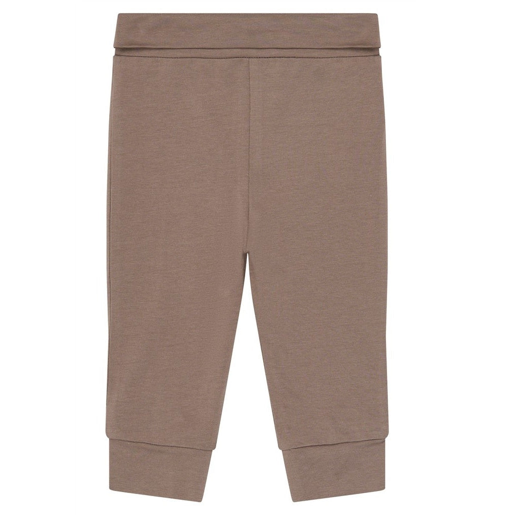 Achterzijde van het taupe bruine katoenen babybroekje.