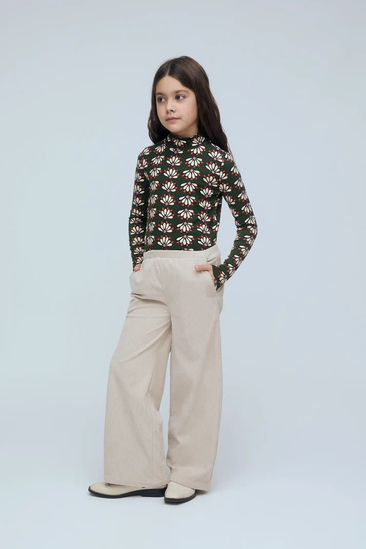 meisje draagt shirt geometric op ecru broek van compania fantastica