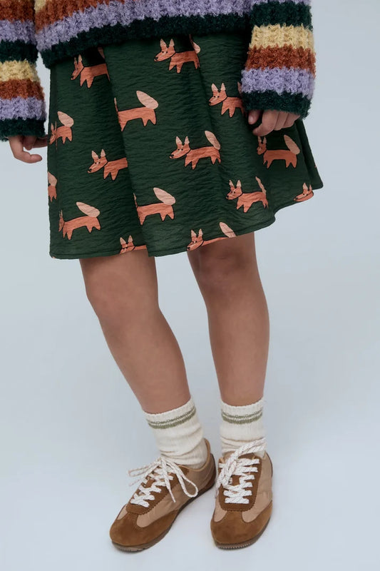 meisje draagt rok met all over hondjes print