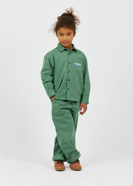 Comfortabele groene broek met verticale strepen voor baby’s en kids.