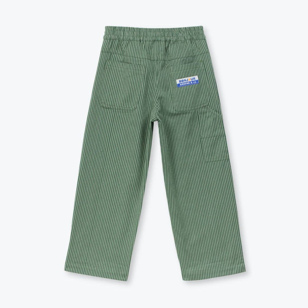 Achterzijde van de groene woven kinderbroek met verticale strepen.