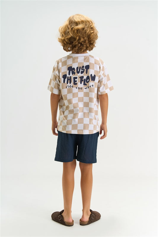 jongen draagt tshirt tiago humus met op rugzijde opdruk trust the flow