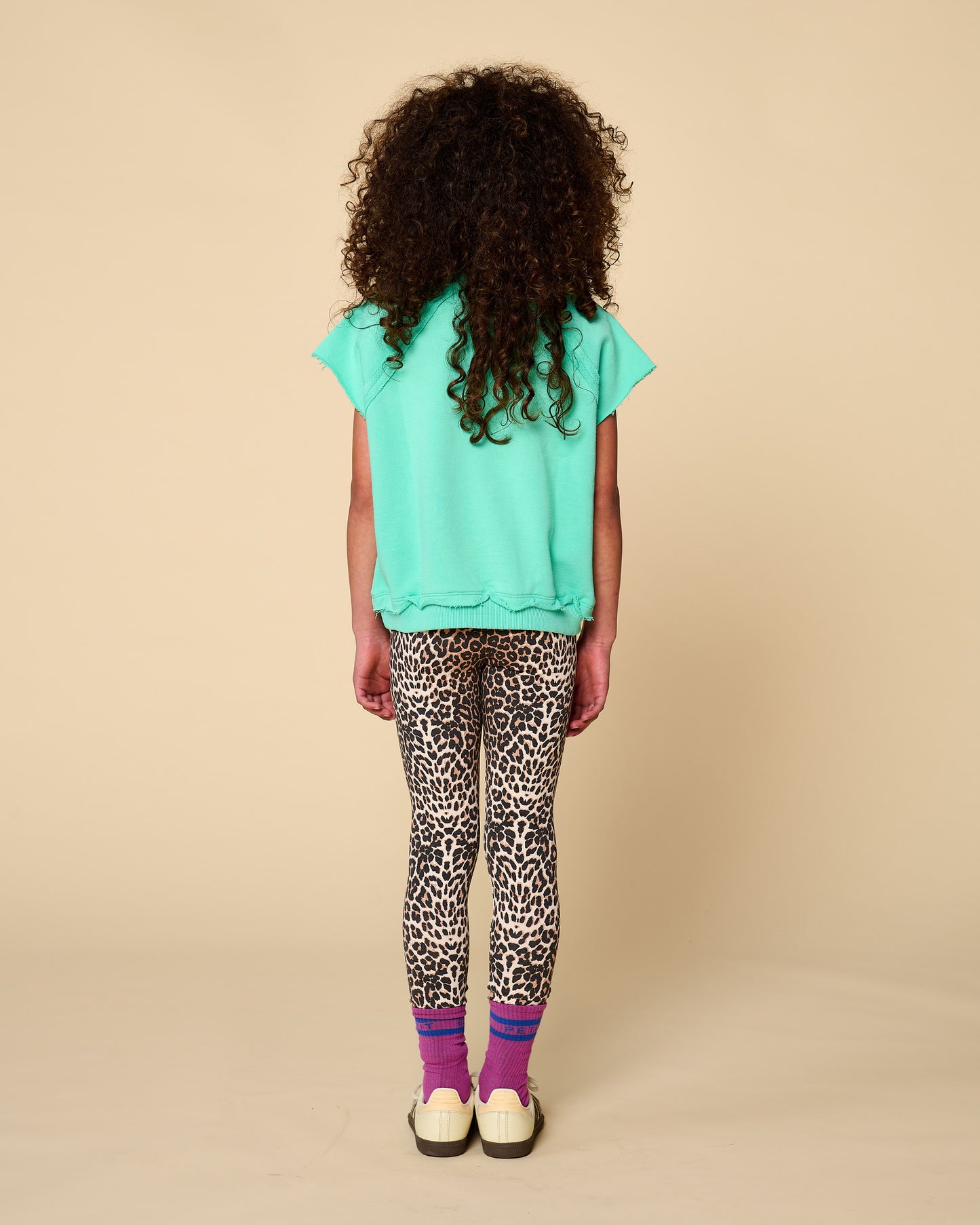 Kind in ocean t-shirt volledig zicht achterkant