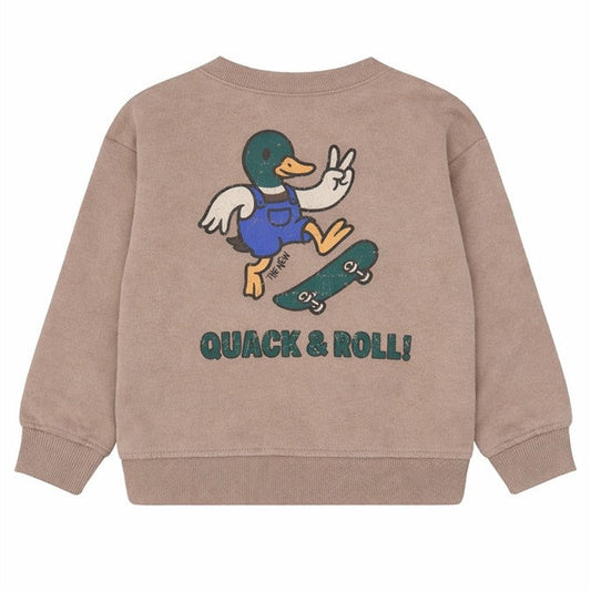 Achterzijde van de taupegrijze peuter sweater met grappige eendenprint.