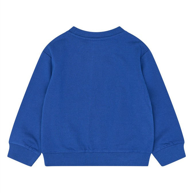 Achterzijde van de koningsblauwe jongens sweater zonder print.