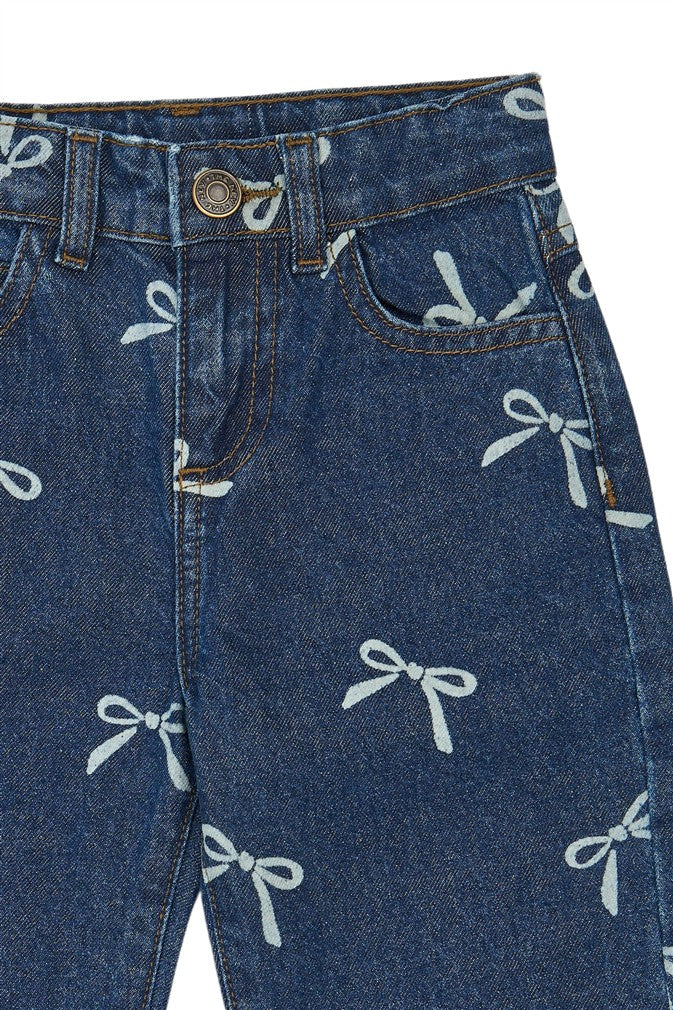 detail strikjes op donkerblauwe jeans
