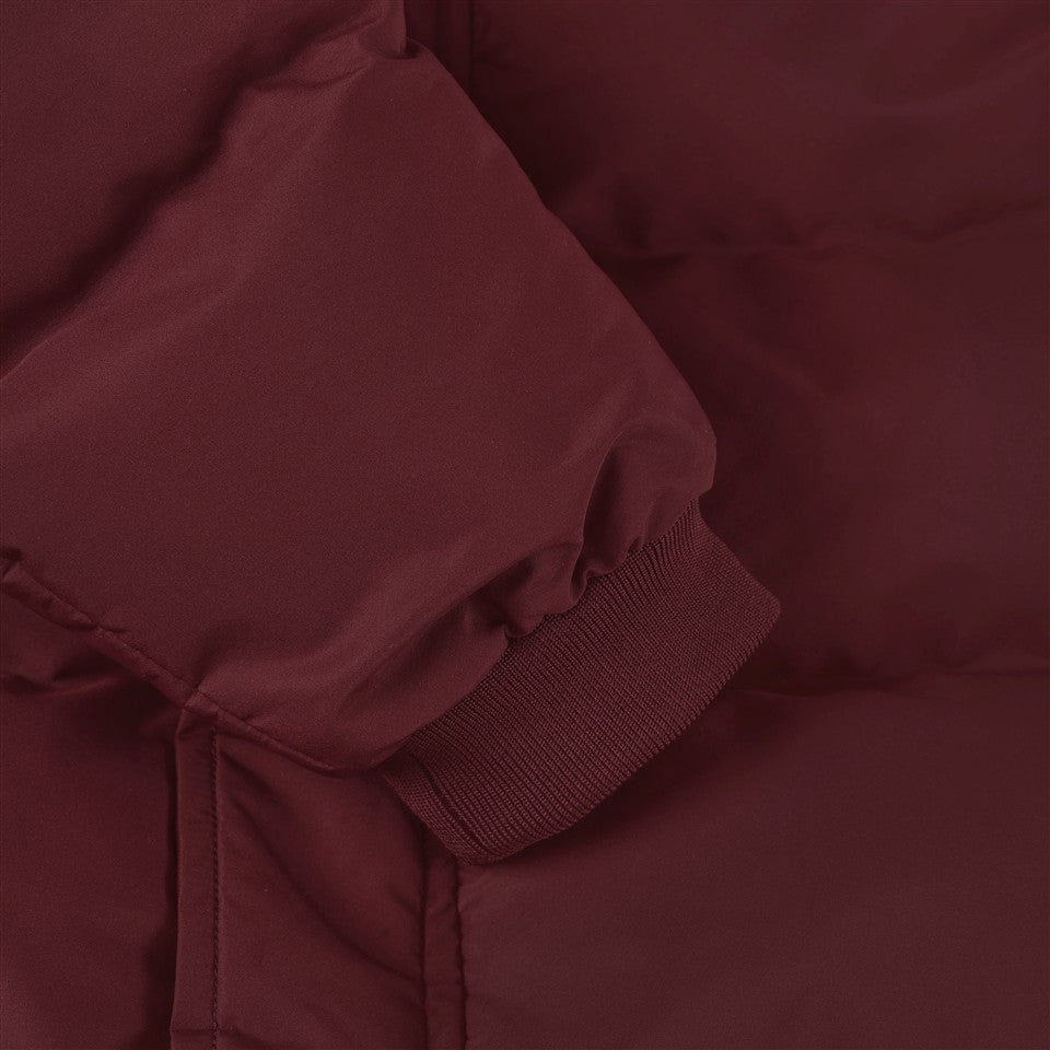 Warme winterjas voor kinderen in diepe bordeauxrode kleur.