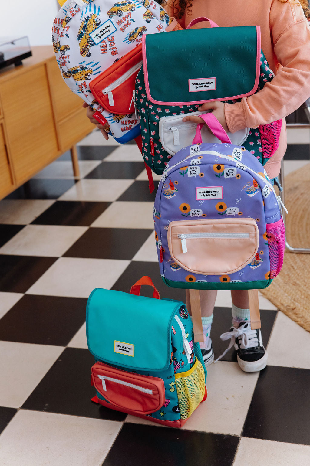 Kinderen met kleurrijke Hello Hossy schoolrugzakken