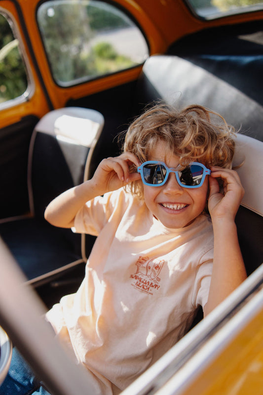 Kind draagt zonnebril Hossy Leo
