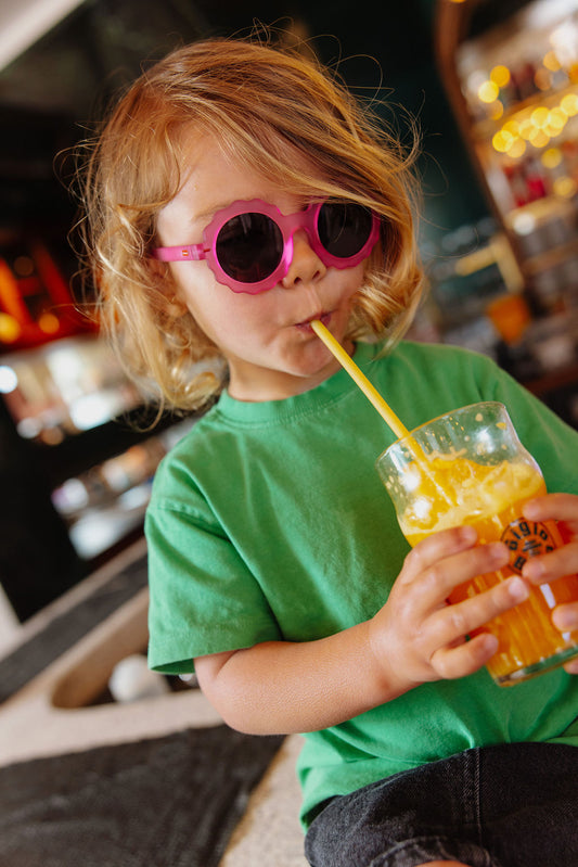 Kind draagt zonnebril Chamy Fuchsia
