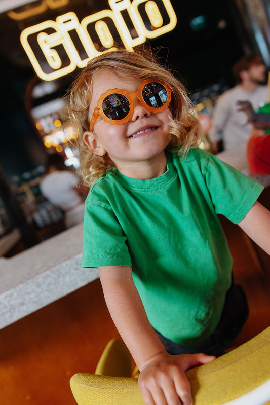 Kind draagt zonnebril Chamy Mango
