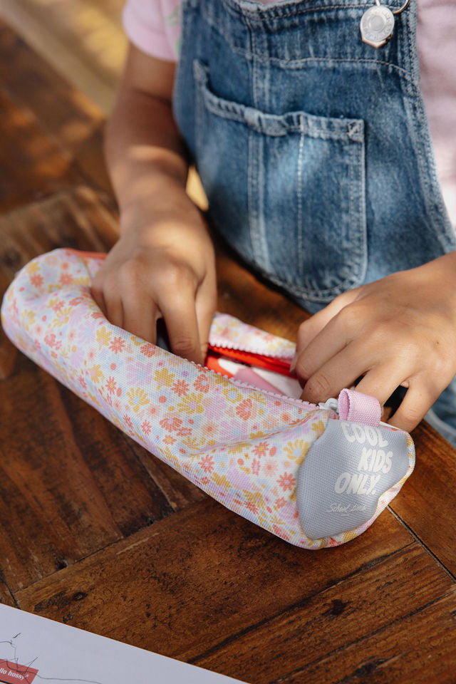 meisje haalt iets uit etui retro flowers van hello hossy