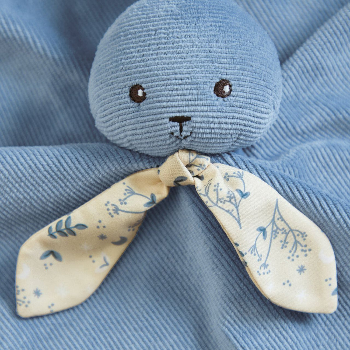 Blauwe konijnenknuffel met sjaaltje