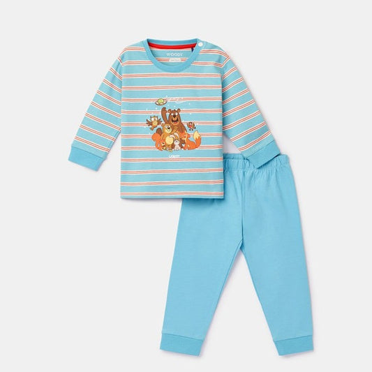 Baby pyjama met lichtblauwe strepen en bosdieren op de voorkant.