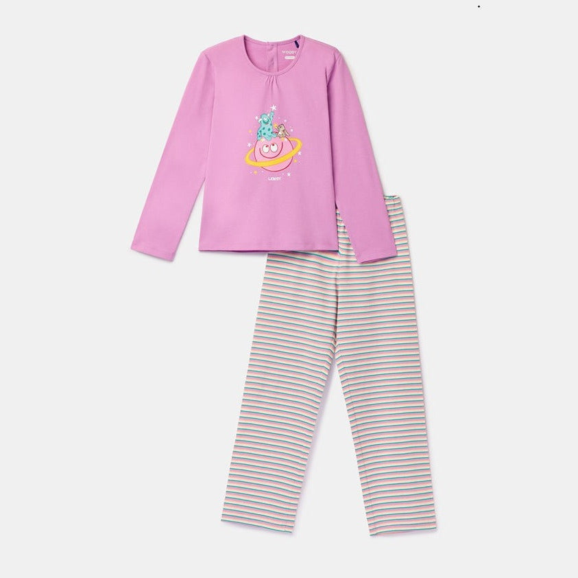 Meisjespyjama met roze bovenstuk en gestreepte lange broek.