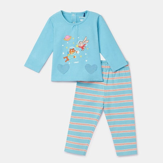 Baby pyjama met lichtblauw shirt en dieren in de ruimte.