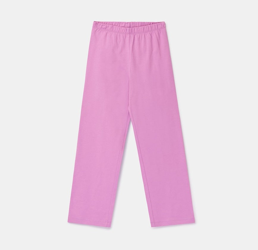 Woody pyjama met alienprint en roze lange broek.