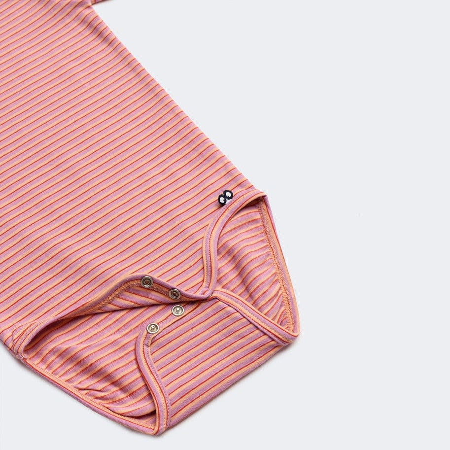 detail roze streep body van woody
