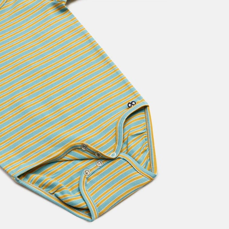 detail romper van woody voor baby met blauwe en gele strepen